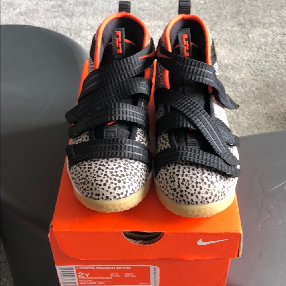 Basketball shoes